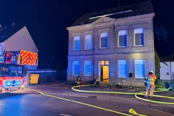 Feuerwehr und Rettungsdienst im Einsatz bei Rauchentwicklung in Bergisch Gladbachs Wohngebäude.