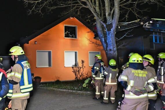 Feuerwehr löscht Brand im Dachgeschoss eines Wohnhauses; Bewohner unverletzt. Einsatzkräfte aktiv.