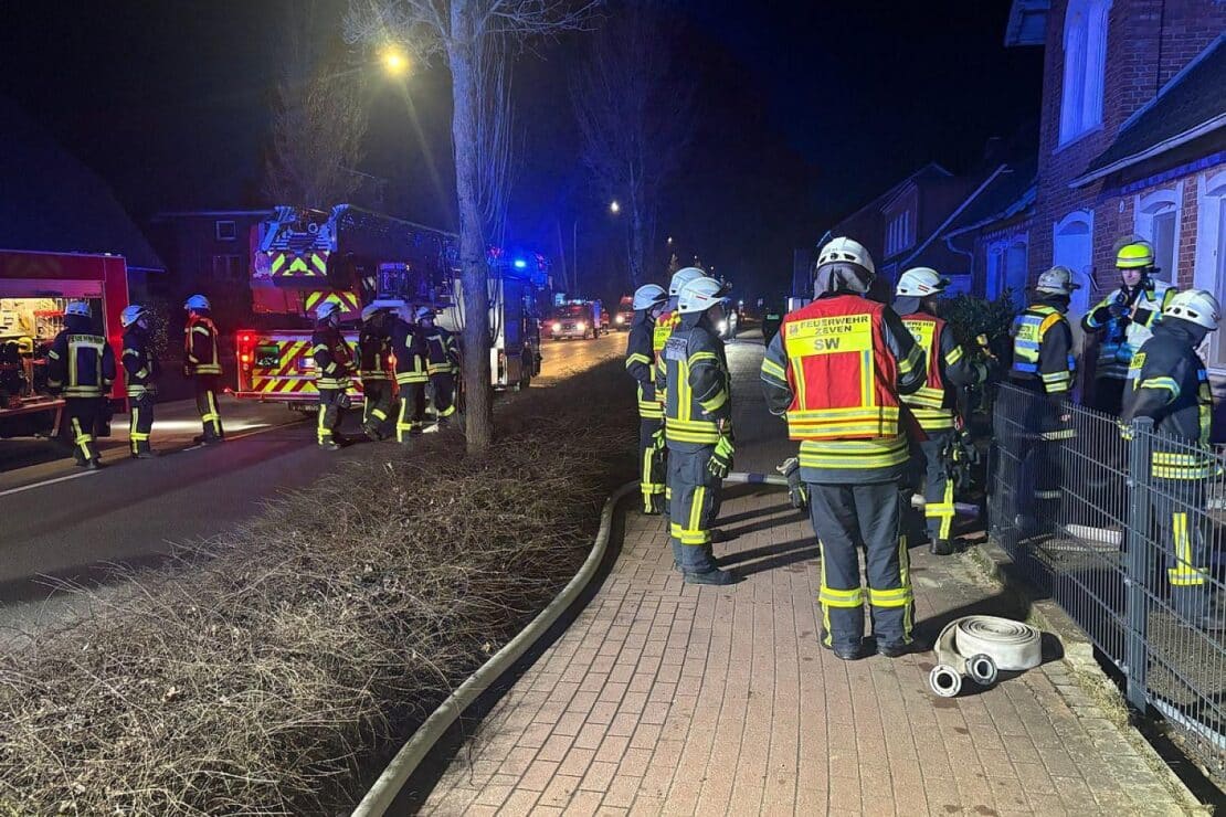 Feuerwehren löschen Wohnungsbrand in Zeven und befreien vier Personen