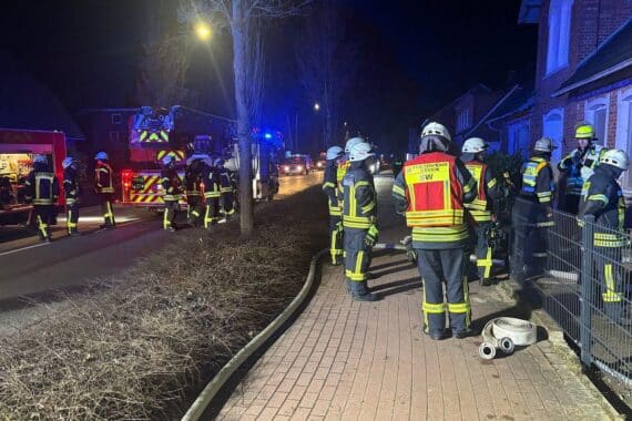 Feuerwehr rettet vier Personen aus brennendem Gebäude, schnelles Eingreifen verhindert Schlimmeres.