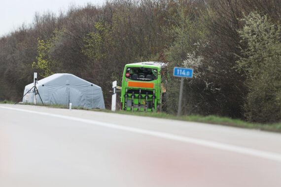 Flixbus-Unfall auf der A9: Kippender Bus, Einsatzkräfte, Trauer und Zerstörung sichtbar.