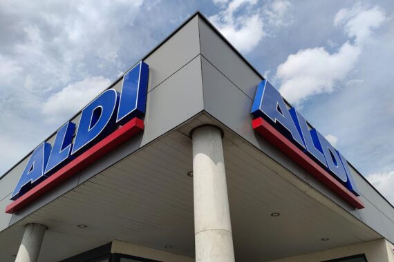 Aldi-Filiale mit Logo: Käufer strömen vermehrt zu Discountern wegen steigender Lebensmittelpreise.