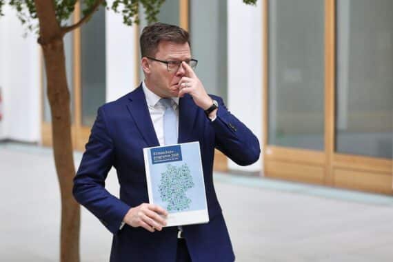 Kritik an unzureichendem Klimaschutzprogramm: FFF fordert umfassendere Maßnahmen für nachhaltige Entwicklung.