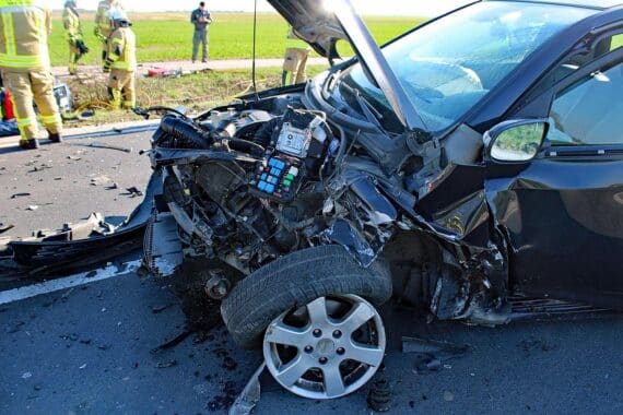 Schwerer Verkehrsunfall auf B264 mit verletzten Personen und Polizei am Unfallort.