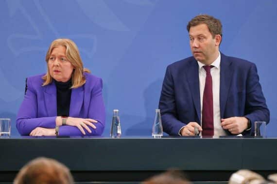 Bärbel Bas und Lars Klingbeil diskutieren über SPD-Führung und wirtschaftliche Themen nach Wahlniederlage.
