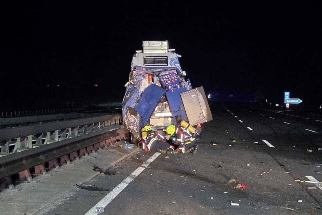 Gasaustritt nach Unfall auf A1 bei Sottrum führt zu Vollsperrung