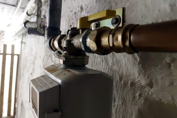 Gaspreise steigen dramatisch, Grafik eines Gasanschlusses illustrates den Preisanstieg und wirtschaftliche Auswirkungen.