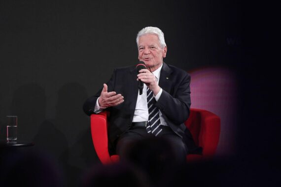 Joachim Gauck spricht über verantwortungsvollen Journalismus und die Stärkung der Demokratie durch Medien.