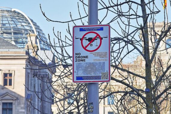 Drohnen-Verbots-Schild vor dem Reichstagsgebäude in Berlin, Sicherheitsbedenken bezüglich Drohnenangriffen.