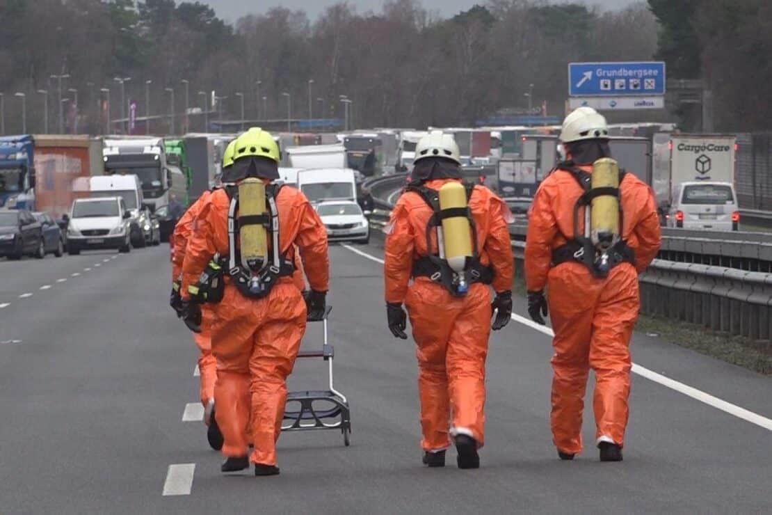 Gefahrguteinsatz auf A1 bei Sottrum nach Lkw-Unfall