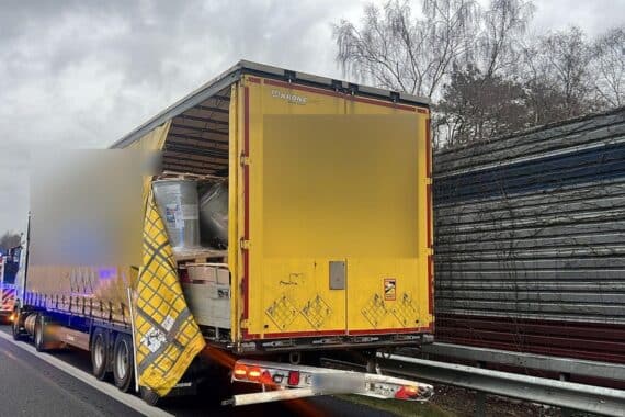 Schwerer unfall, Gefahrgut auf Autobahn, Polizei und Feuerwehr im Einsatz, Fahrbahn gesperrt.