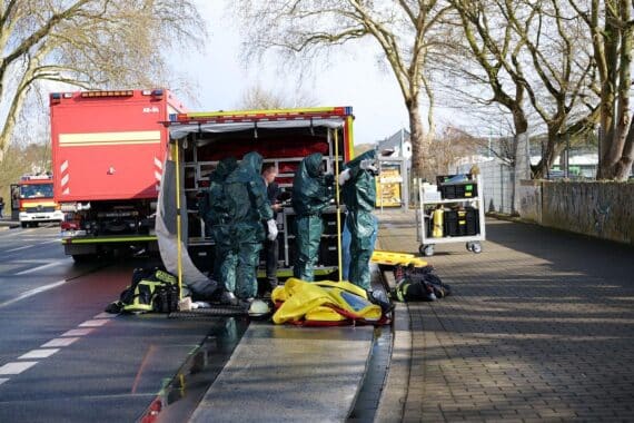 Feuerwehr rettet Verletzte nach Gefahrstoffunfall in Dortmunder Industriehalle, Einsatzkräfte vor Ort.
