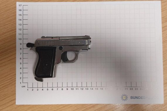 Bundespolizei sichert geladene Waffe und Messer während Personenkontrolle am Bahnhof Paderborn.