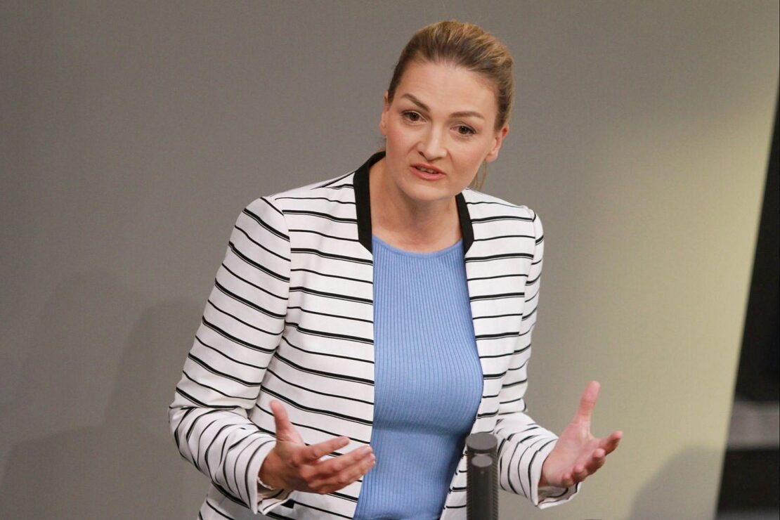 Gerlach übergibt Förderbescheid für Pflegeausbau in Schwabhausen