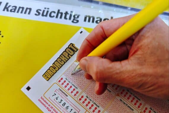 Spielschein für Eurojackpot mit Gewinnzahlen und Jackpot-Informationen in auffälligem Design.