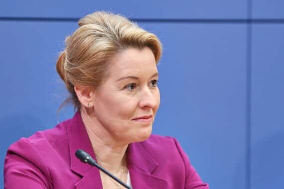 Franziska Giffey eröffnet Berliner Auslandsbüro in Indien, symbolisiert internationalen Austausch und Zusammenarbeit.