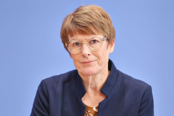 Veronika Grimm diskutiert Preiserhöhungen an Tankstellen und nationale Ölreserven in München.