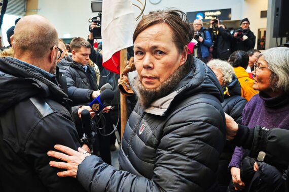 Grönländische Regierungskrise: Vivian Motzfeldt verliert Amt, Koalition zerbricht wegen Streits um dänische Parlament-Kandidaturen.