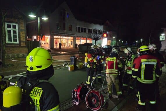Feuerwehr und Rettungsdienst vor einer radiologischen Praxis nach Gasgeruch. Sicherheit wird gewährleistet.