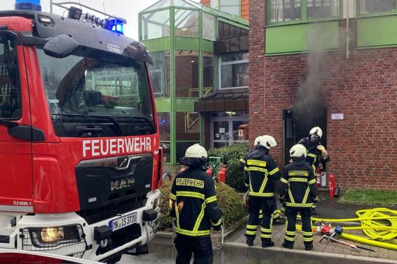 Feuerwehr löscht Brand in 10-kV-Station, Stromausfall in Iserlohn, viele Einsatzkräfte vor Ort.