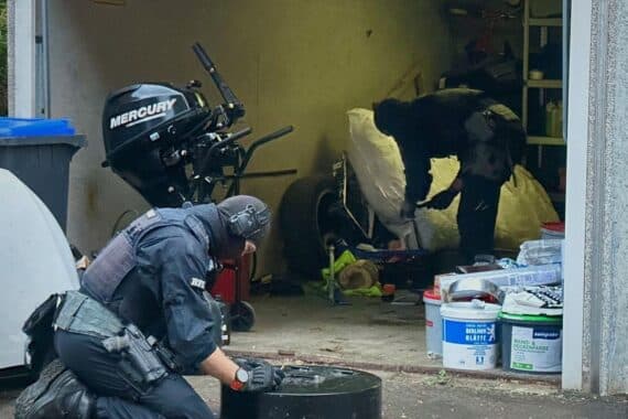Bundespolizei-Einsatz mit Einsatzkräften, Booten, Bargeld und Waffen gegen Schleusungsnetzwerk.