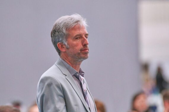 Boris Palmer wird von Grünen-Jugend-Mitgliedern auf Wahlparty zur Abreise gedrängt.