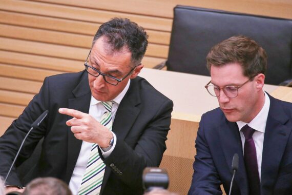 Cem Özdemir und Manuel Hagel diskutieren über die Grüne Jugend und Regierungsbildung in Baden-Württemberg.