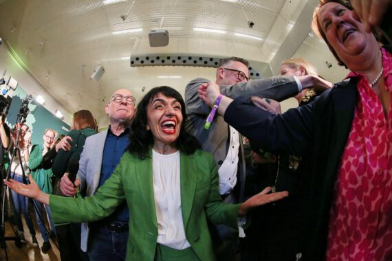 Claudia Müller gratuliert Cem Özdemir, Standbild von Wahlkampf, Stimmen für Umwelt- und Klimaschutz.