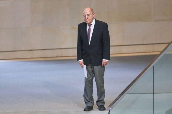 Gregor Gysi diskutiert Antisemitismus und Machtkämpfe in der Linken, Betonung auf soziale Gerechtigkeit.