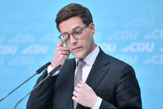 Manuel Hagel steht nach Wahlniederlage, bietet Rücktritt an, erhält jedoch Unterstützung vom Landesvorstand.