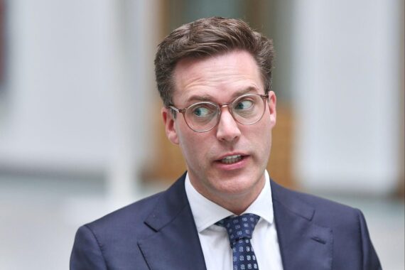 Manuel Hagel kritisiert Cem Özdemir vor der Landtagswahl in Baden-Württemberg. Politische Spannungen sichtbar.