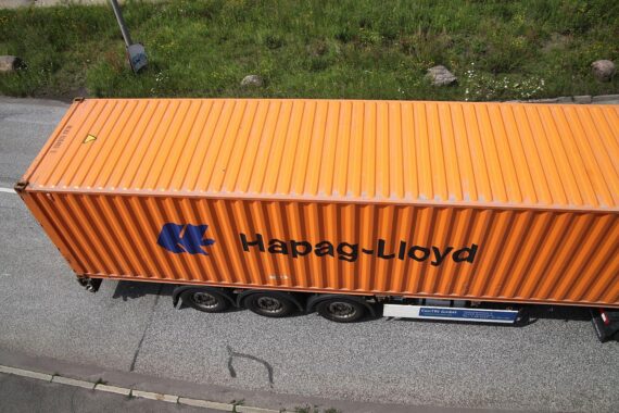 Containerschiffe im Persischen Golf, unterbrochene Routen, Versorgungssituation, steigende Kosten, geopolitische Spannungen.