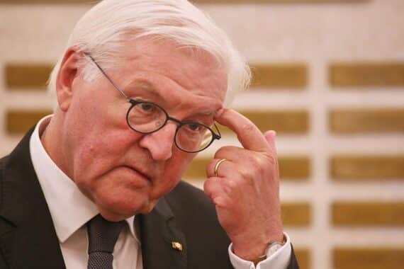 Bundespräsident Steinmeier spricht über völkerrechtswidrigen Krieg, während CDU/CSU kritisiert.