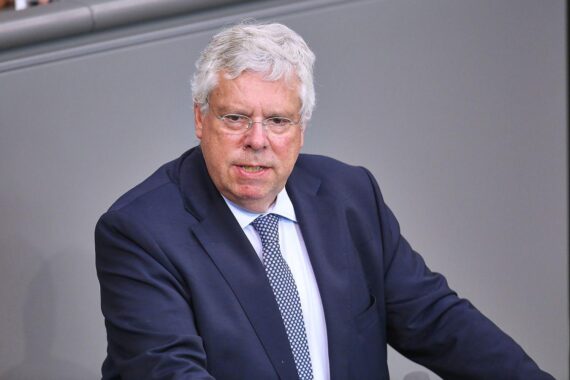 Jürgen Hardt diskutiert über Frieden und Wiederaufbau in Syrien mit Ahmed al-Scharaa in Berlin.