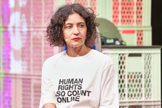 Anna-Lena von Hodenberg spricht über Sanktionen und soziale Medien in einem Interview.