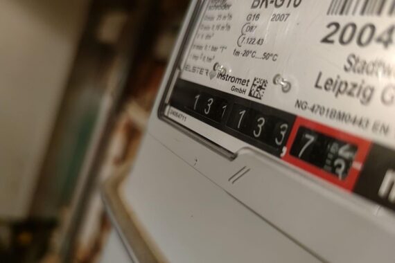Gaszähler symbolisiert steigende Energiekosten und Herausforderungen für Mieter durch neue Gesetzesänderungen.