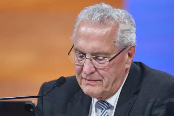 Joachim Herrmann zeigt Solidarität mit iranischen Studenten für Freiheit und Demokratie bei Kundgebung.