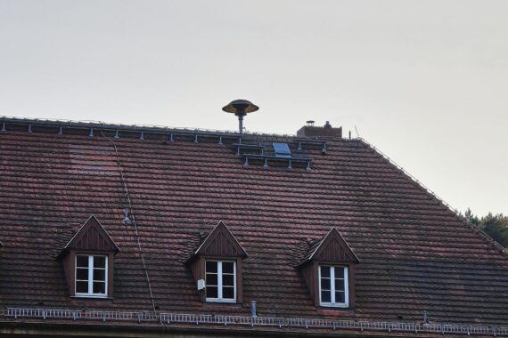 Sirene auf einem Dach symbolisiert den hessenweiten Warntag zur Überprüfung der Warninfrastruktur.