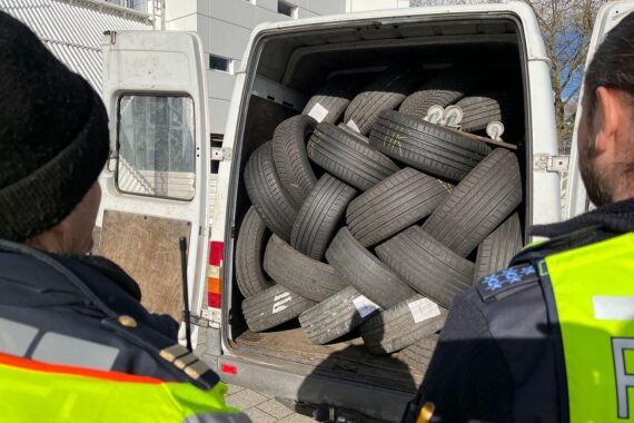 Polizei kontrolliert Transporter in Heidelberg; Verstöße bei Lenkzeiten und nicht gekennzeichnetem Abfall.