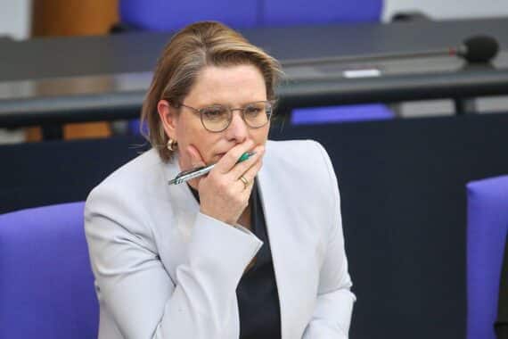 Stefanie Hubig diskutiert Beleidigungen gegen Politiker und Paragraf 188 in Berlin.