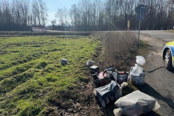 Illegal entsorgte Abfälle wie Altöl und Autobatterien neben Feldweg in Bad Harzburg.