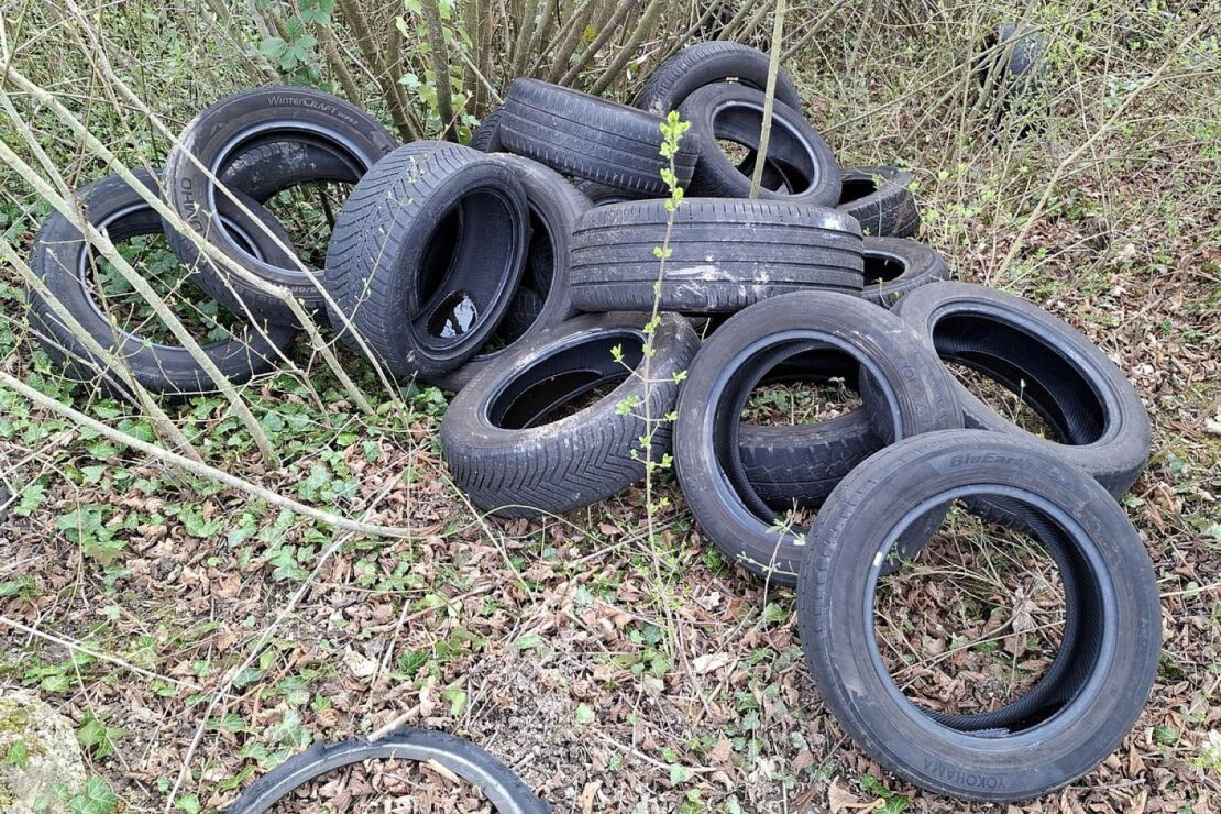 Illegale Altreifenentsorgung in Emmendinger Reben