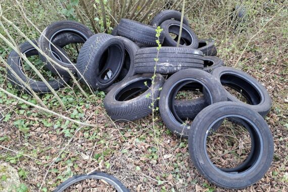 Illegale Ablagerung von über 20 Altreifen im Rebengelände, Polizei sucht Zeugen.
