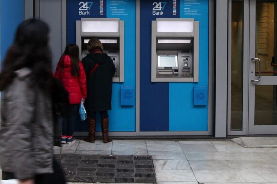 Geldautomat in Athen symbolisiert wirtschaftliche Unsicherheit und steigende Inflation im Euroraum.