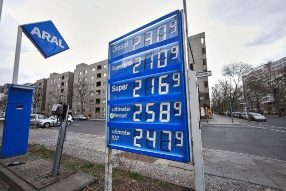 Ansteigende Kraftstoffpreise an einer Tankstelle, reflektierend die Inflation im Saarland.