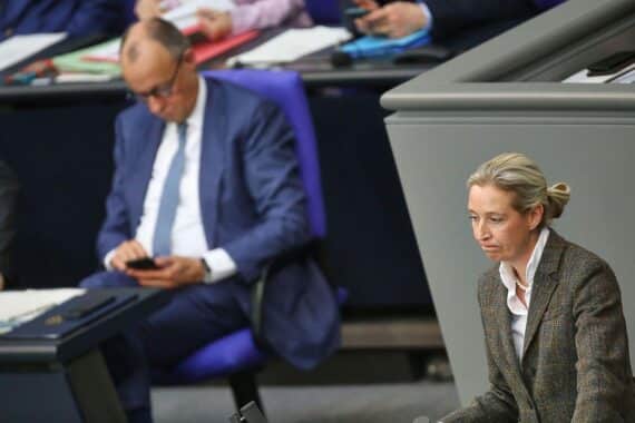 Friedrich Merz und Alice Weidel gemeinsam bei einer politischen Veranstaltung oder Pressekonferenz in Berlin.