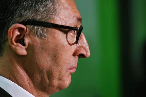 Cem Özdemir wird gefeiert; er ist der zweitbeliebteste Politiker Deutschlands nach der Wahl.