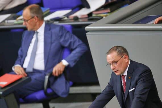 Friedrich Merz und Tino Chrupalla diskutieren die Wählergunst vor der Landtagswahl in Baden-Württemberg.