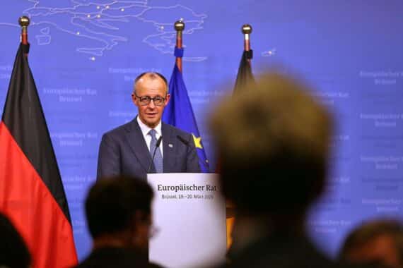 Friedrich Merz bei einer politischen Veranstaltung, symbolisiert den Aufstieg der Union in Umfragen.