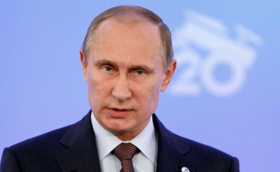 Wladimir Putin präsentiert sich vor prominentem Hintergrund, symbolisiert Rosneft und Ölpreisanstieg.